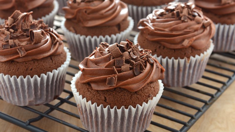 Cupcake de chocolate é uma das sugestões de receitas de cupcakes e muffins para vender. - (Imagem: ABBYDOG | Shutterstock)