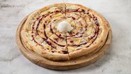 Pizza de maçã flambada com canela para a ceia de Ano Novo. - Shutterstock