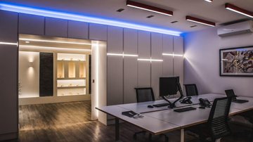 No escritório, use fitas de LED que possam ser embutidas nos armários - garynansome | Shutterstock