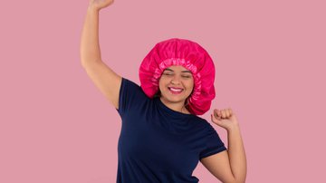 Touca de cetim ajuda a reduzir o frizz dos cabelos - Imagem: Shutterstock