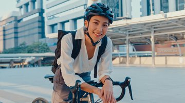 Ir de bicicleta até o trabalho impacta a disposição do funcionário. - (Imagem: Shutterstock)
