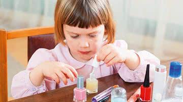 Evite que as crianças usem maquiagem - Shutterstock