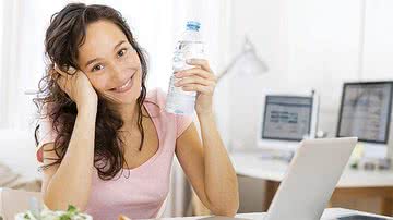 Uso constante da garrafa de água - Shutterstock