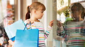 Você no azul: Consumismo infantil - Shutterstock