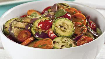 Receita de Salada de legumes grelhados com molho - Ormuzd Alves