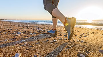 As diferenças entre caminhar na rua e na areia - Shutterstock