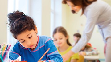 Bons alunos na sala de aula e na vida! - Shutterstock
