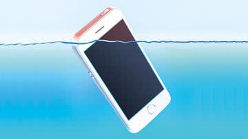 Ops, o celular caiu na água?! - Shutterstock