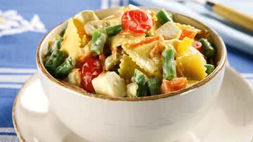 Receita de Salada colorida de macarrão - Codo Meletti