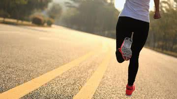 Antes de correr, o correto é alongar ou aquecer? - Shutterstock
