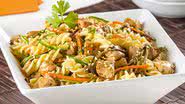 Receita de Salada de macarrão com frango e legumes - Ormuzd Alves