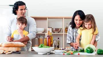 Família que emagrece unida... Convencer a todos em casa a mudar de hábitos por uma vida mais - Shutterstock