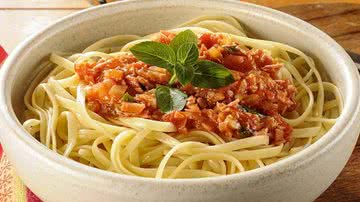 Receita de Espaguete à bolonhesa de mortadela - Ormuzd Alves
