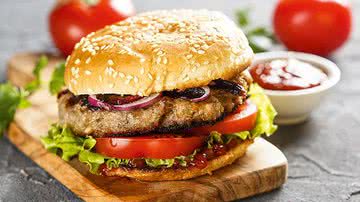 Segredos para preparar o hambúrguer perfeito - Shutterstock