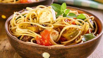 Receita de Espaguete com berinjela - Codo Meletti
