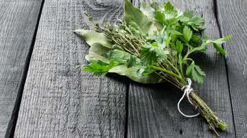 Aprenda a fazer o bouquet garni e o sal de ervas - Shutterstock