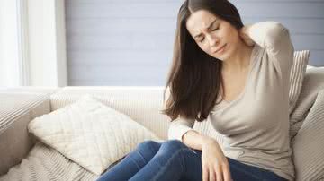A Fibromialgia tem como principal sintoma dores fortes. E não se vê em nenhum exame! - Shutterstock