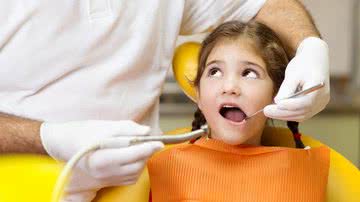 A gengivite ocorre devido ao acúmulo da placa bacteriana sobre os dentes - Shutterstock