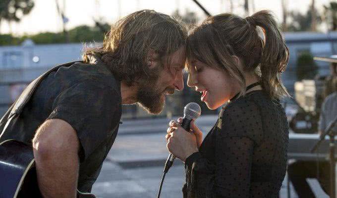 Jackson (Bradley Cooper) e Ally (Lady Gaga) no filme "Nasce Uma Estrela" - Divulgação