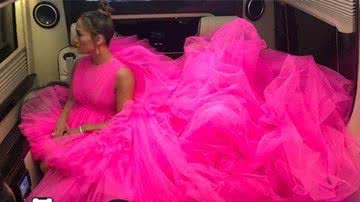 Jennifer Lopez precisou dividir um bom espaço com o vestido - Reprodução/Instagram