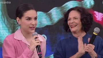 Kéfera Buchmann ao lado de Heloísa Buarque de Hollanda, convidadas do "Encontro com Fátima Bernardes" - Reprodução/TV Globo