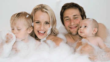 O banho, assim como outras atividades em conjunto, pode favorecer o vínculo entre pais e filhos - Banco de Imagem/Getty Images