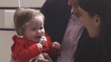 Francesca Jones perdeu a audição antes mesmo de nascer e ganhou implante - Reprodução/Youtube