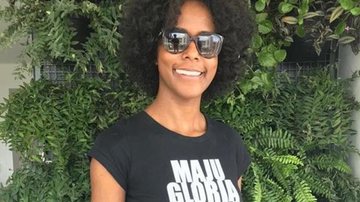 Maju Coutinho homenageou as colegas de profissão negra com o nome delas em uma camiseta - Reprodução/Instagram