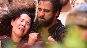 Laila (Manuela do Monte) é agredida por Simão (Rafael Sardão) em "Jesus". - Blad Meneghel/Record