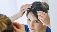 Você pode deixar seu cabelo menos oleoso - Shutterstock