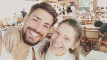 Cauã Reymond ao lado da mãe, Denise Reymond - Reprodução/Instagram