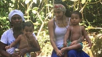 Pepê ao lado da esposa, Thalyta Santos, e dos filhos João Gael e Enzo Fabiano, em terreiro de candomblé - Reprodução/Instagram