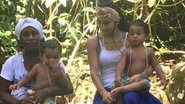 Pepê ao lado da esposa, Thalyta Santos, e dos filhos João Gael e Enzo Fabiano, em terreiro de candomblé - Reprodução/Instagram
