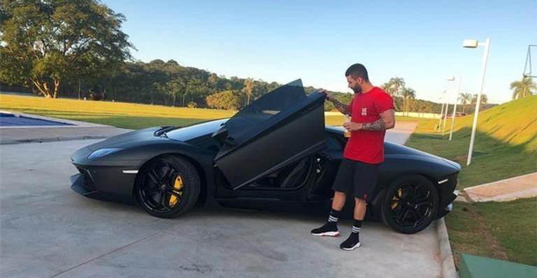 Gusttavo Lima exibe carro de luxo nas redes sociais - Divulgação/Instagram