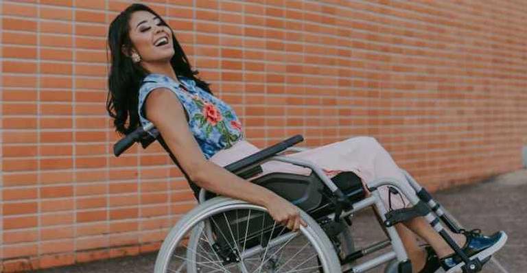 Layane Dias, de 21 anos, precisa de uma cadeira de rodas para se locomover - Bárbara Leite/arquivo pessoal