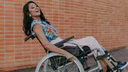 Layane Dias, de 21 anos, precisa de uma cadeira de rodas para se locomover - Bárbara Leite/arquivo pessoal