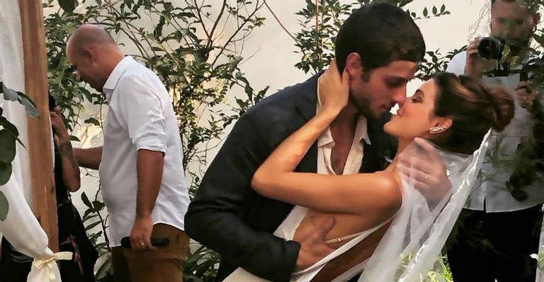 Chay Suede e Laura Neiva dão o grande beijo da cerimônia - Reprodução/Instagram