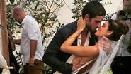 Chay Suede e Laura Neiva dão o grande beijo da cerimônia - Reprodução/Instagram