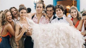 Juliane Araújo segura um dos seios da amiga em casamento - Reprodução/Instagram
