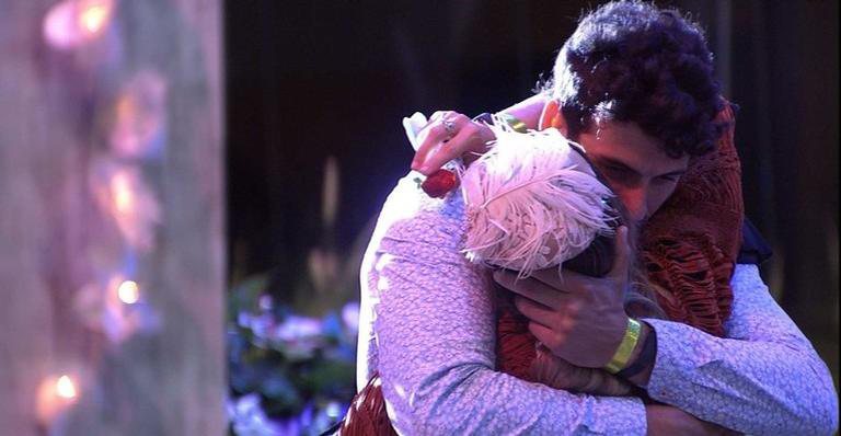 Maycon abraça Isabella e pede desculpas - Reprodução/Tv Globo