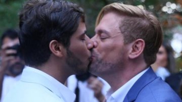Bruno e Diogo comemoram união com beijo apaixonado - Divulgação