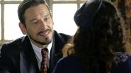 Gustavo Bruno (João Vicente de Castro) concorda em ajudar Maristela (Letícia Persilles) em 'Espelho da Vida'. - TV Globo