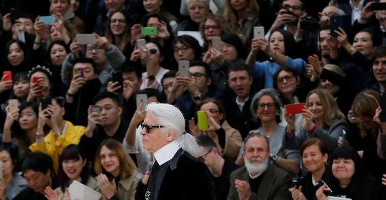 Karl Lagerfeld em apresentação de outono/inverno 2015/1016 - Reprodução/Reuters
