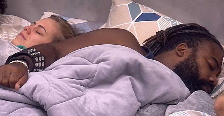 Isabella chora por não conseguir dormir com o ronco do brother Rodrigo - Reprodução/TV Globo