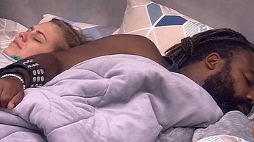 Isabella chora por não conseguir dormir com o ronco do brother Rodrigo - Reprodução/TV Globo