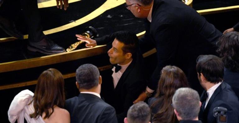 Rami Malek soltou o prêmio no chão do palco por alguns segundos antes de ser socorrido - Reprodução/TNT
