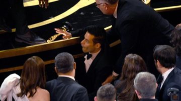 Rami Malek soltou o prêmio no chão do palco por alguns segundos antes de ser socorrido - Reprodução/TNT