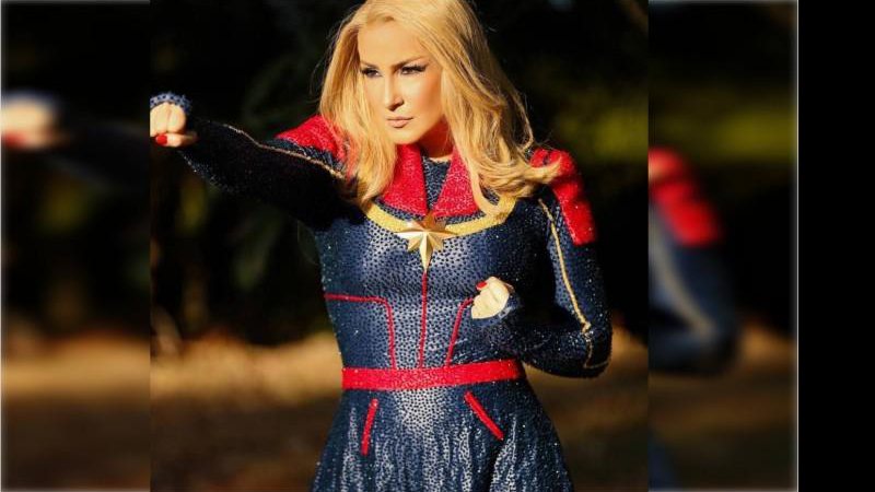 Claudia Leitte se fantasiou de Capitã Marvel para subir em seu trio elétrico - Reprodução/Instagram