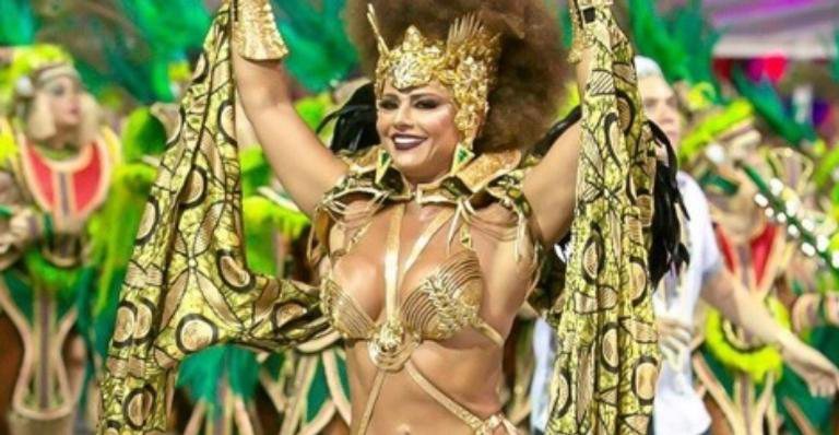 Viviane Araújo desfilou como Rainha da Bateria da campeã Mancha Verde - Brazil News