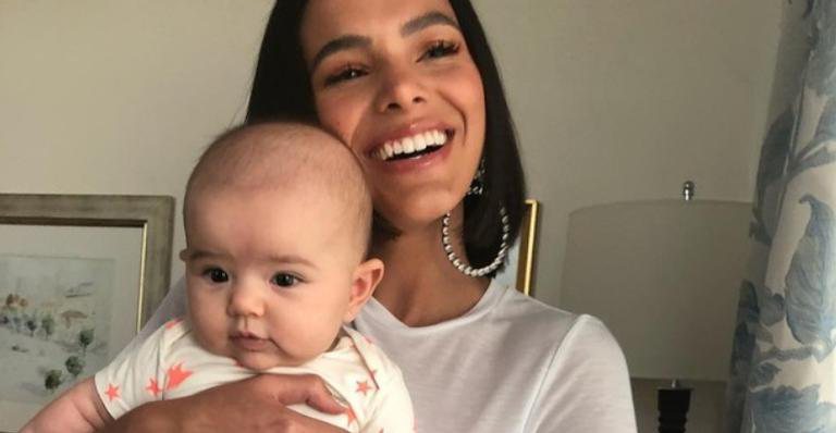 Bruna Marquezine posa segurando Zoe, filha de Sabrina Sato - Reprodução/Instagram